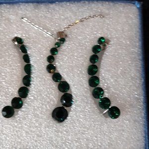 Beautiful Emerald Green Pendant and Ear Cuff Set